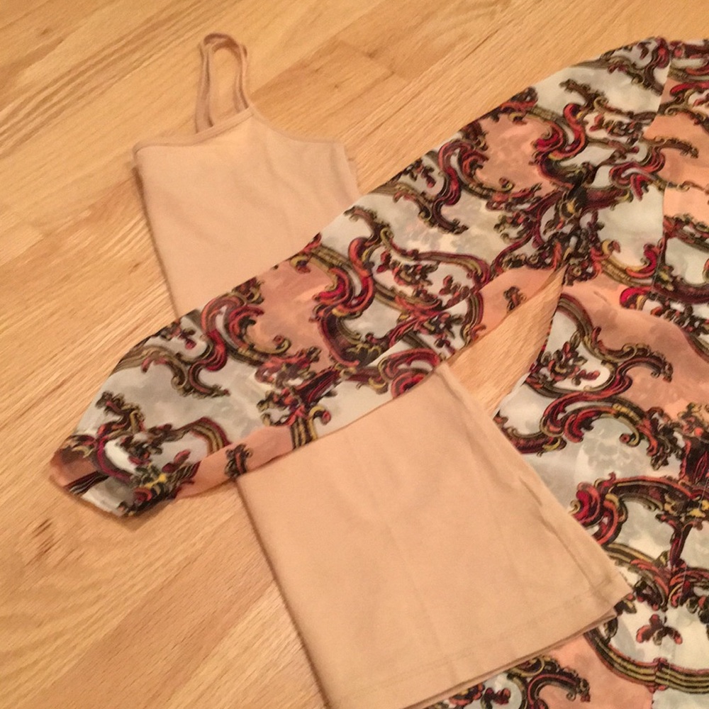 ❌SOLD (tan) CANDIES xs floral top with free camisole - Picture 4 of 7